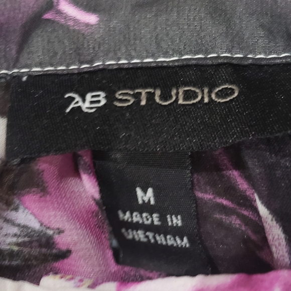 AB Studio m semi sheer falling flowers quarter sleeve button detail - Picture 2 of 6